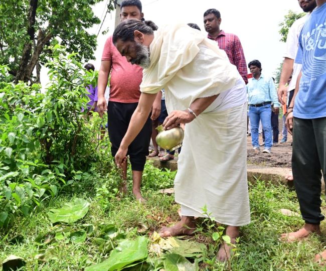 पिता का श्राद्धकर्म करते हुए हेमंत सोरेन